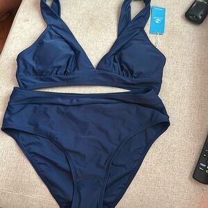Cupshe navy blue bikini. Size medium. New with tags. Removable padding.